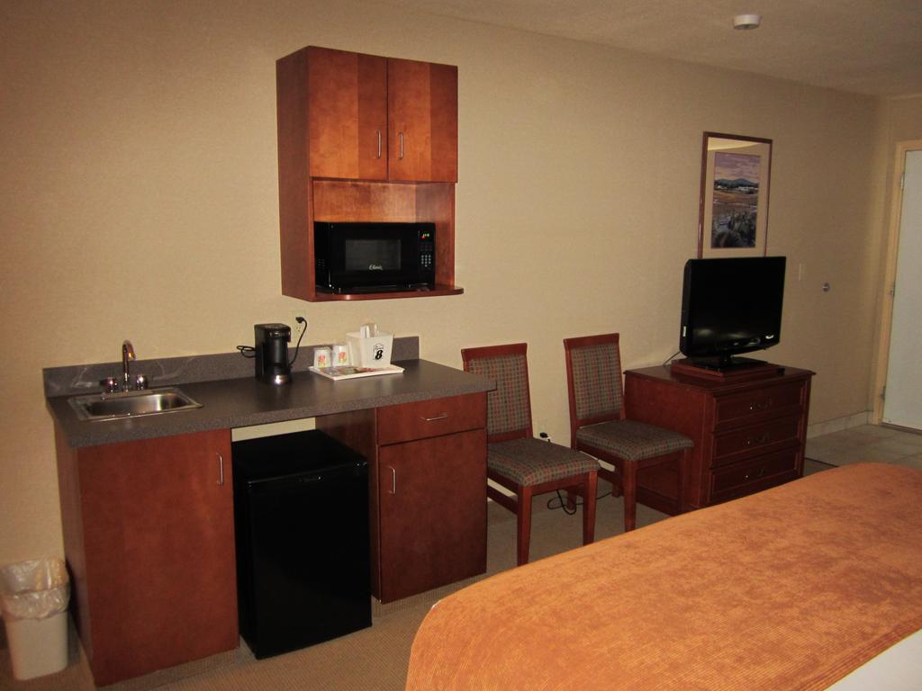 Super 8 By Wyndham Fort Nelson Bc Luaran gambar