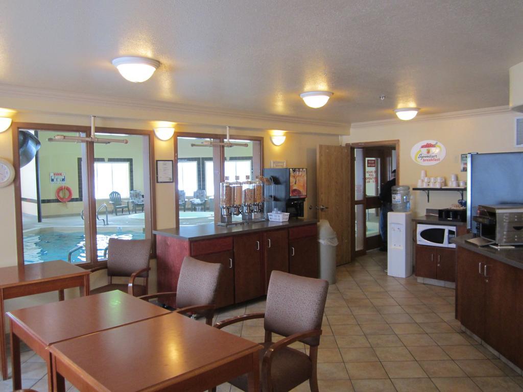 Super 8 By Wyndham Fort Nelson Bc Luaran gambar