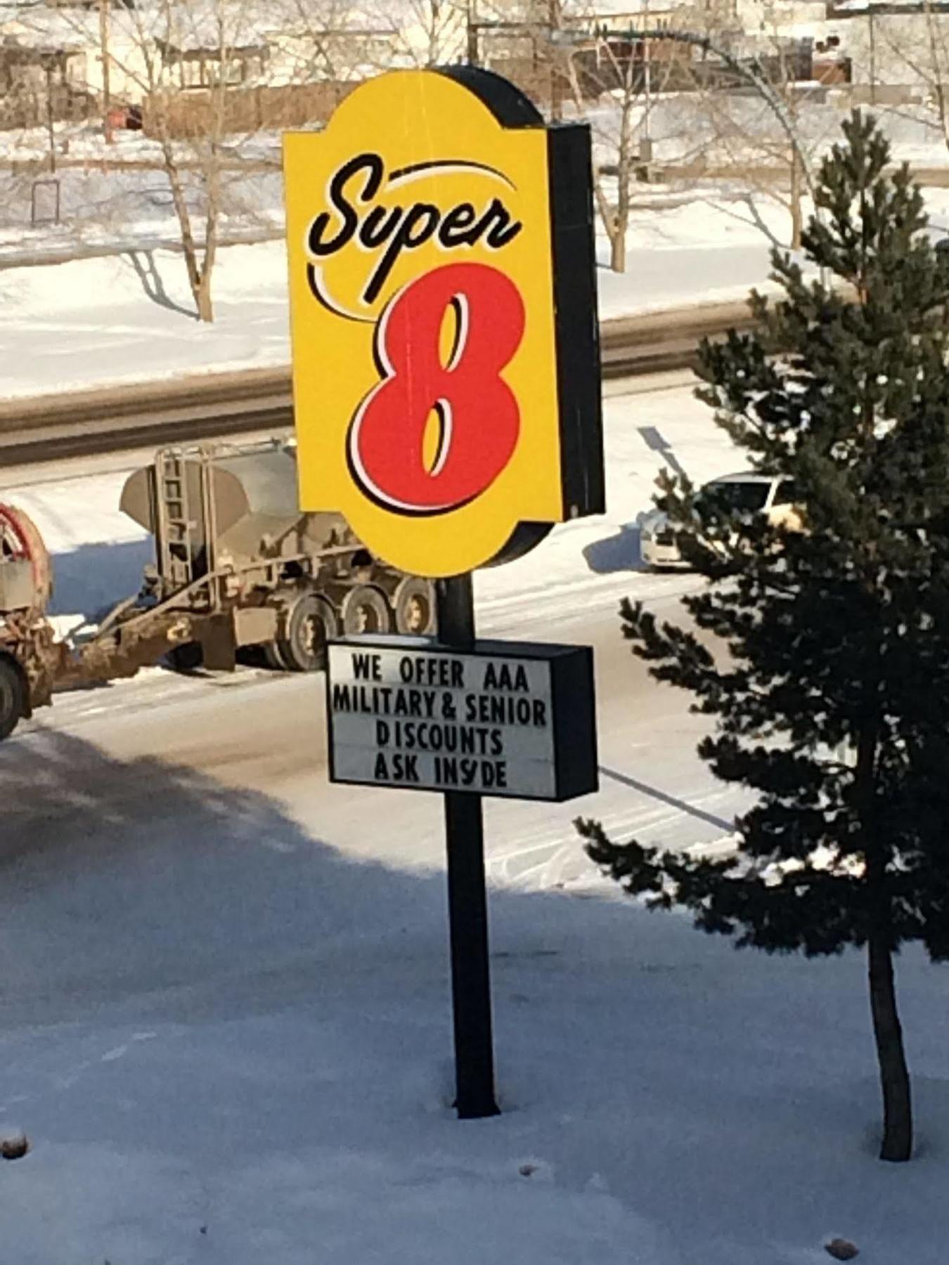 Super 8 By Wyndham Fort Nelson Bc Luaran gambar